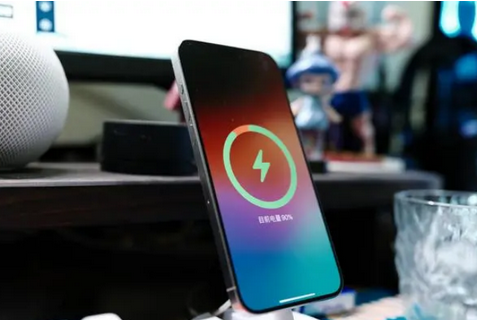 蓝山苹果15换屏服务分享用什么充电器给iPhone15充电更好 